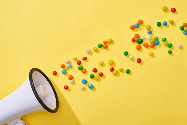 Vue Haut Parleur Avec Des Bonbons Colorés Sur Fond Jaune — Photo