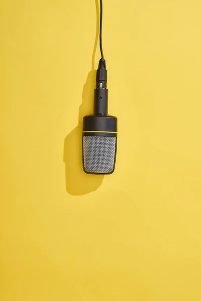 Vista Superior Microfone Fundo Brilhante Colorido — Fotografia de Stock