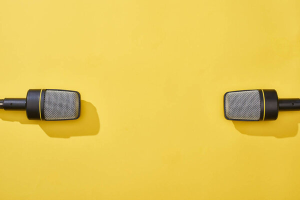 вид сверху на микрофоны на ярком и красочном фоне
 