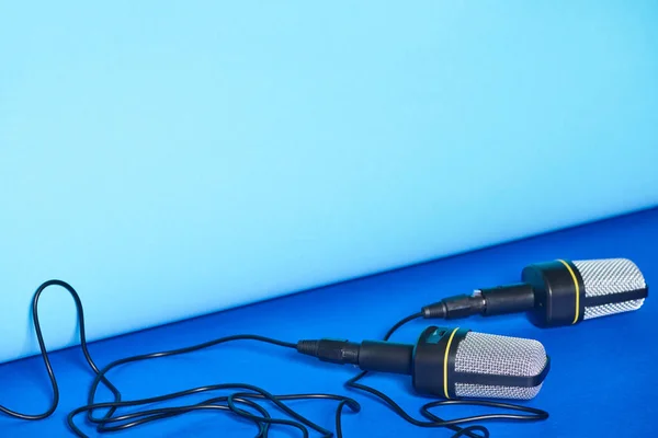 Micrófonos Negros Sobre Fondo Brillante Colorido Con Espacio Copia — Foto de Stock