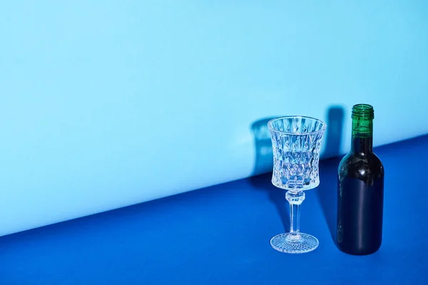 玻璃和瓶子在明亮和丰富多彩的背景与复制空间 — 图库照片