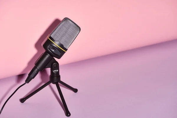 Black Microphone Bright Colorful Background Copy Space — Stock Photo, Image