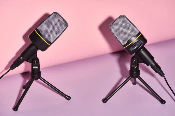 Micrófonos Negros Sobre Fondo Brillante Colorido Con Espacio Copia —  Fotos de Stock
