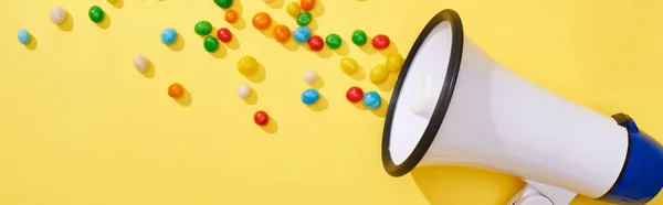 Panoramische Shot Van Luidspreker Met Snoepjes Heldere Kleurrijke Achtergrond — Stockfoto