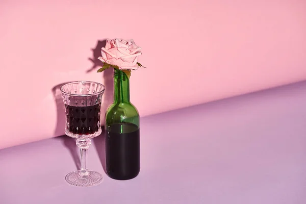 Glas Fles Met Roos Heldere Kleurrijke Achtergrond Met Kopieer Ruimte — Stockfoto