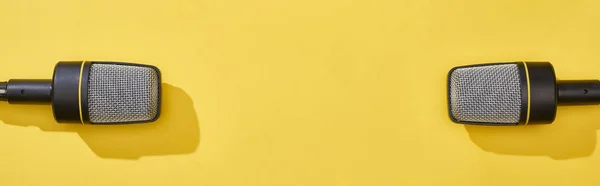 Панорамний Знімок Мікрофонів Яскравому Барвистому Фоні — стокове фото
