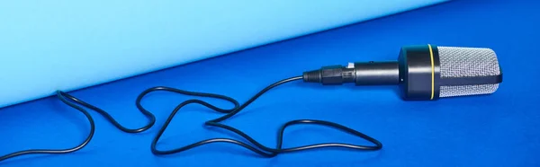 Панорамный Снимок Черного Микрофона Проволокой Красочном Фоне — стоковое фото