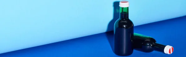 Plano Panorámico Botellas Con Vino Sobre Fondo Colorido — Foto de Stock