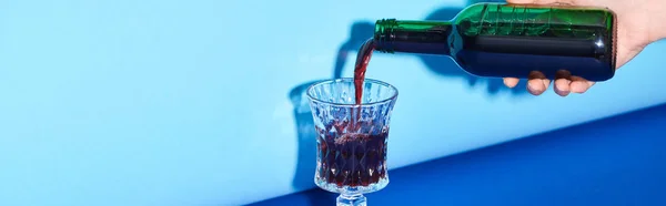 Ausgeschnittene Ansicht Einer Frau Die Wein Von Flasche Glas Gießt — Stockfoto