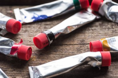 ahşap masada gümüş tüpler Yağlı boyalar görünümü yakın