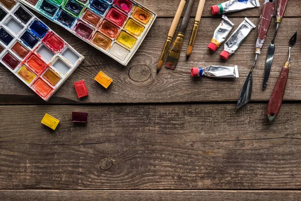 Draufsicht Auf Bunte Farbpaletten Und Zeichenwerkzeuge Auf Holzoberfläche Mit Kopierraum — Stockfoto