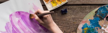 ahşap masada suluboya boyaları ile Sketchbook çizim sanatçı kırpılmış görünümü, panoramik çekim