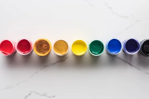 Disposición Plana Con Pinturas Multicolores Brillantes Gouache Superficie Mármol Blanco — Foto de Stock