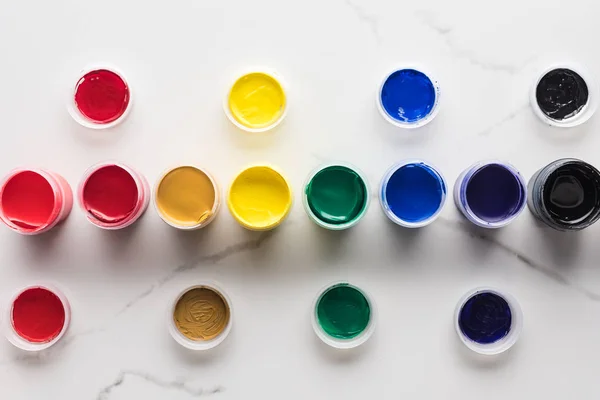 Disposición Plana Con Pinturas Gouache Multicolores Superficie Mármol —  Fotos de Stock