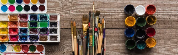 Boya Fırçaları Gouache Ile Ahşap Kahverengi Yüzeyde Renkli Boyama Paletleri — Stok fotoğraf
