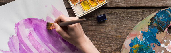 обрезанный вид рисунка художника в альбоме эскизов с акварельными красками за деревянным столом, панорамный снимок
