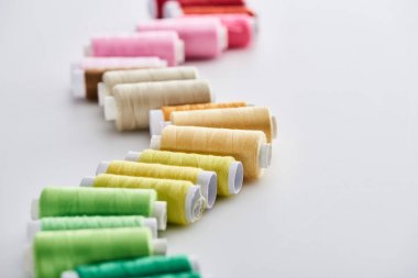 beyaz arka plan üzerinde parlak ve renkli konuları seçici odak 