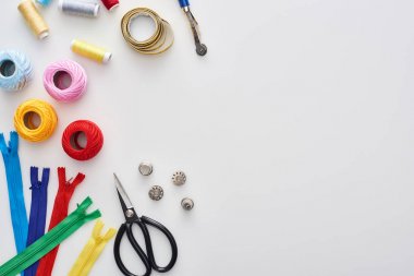 fermuarlar, makas, itme, iplikler, örgü iplik topları, bobinler, izleme tekerleği, beyaz arka plan üzerinde bant ölçme üst görünümü 
