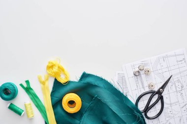 fermuarlar, makas, şifüller, iplikler, örgü iplik topları, kumaş ve beyaz arka plan üzerinde dikiş desenleri üst görünümü 