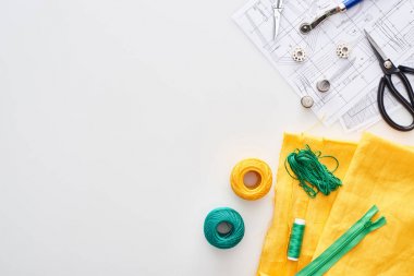 fermuar, makas, şifotlar, iplikler, örgü iplik topları, kumaş, izleme tekerleği, beyaz arka plan üzerinde dikiş desenleri üst görünümü 
