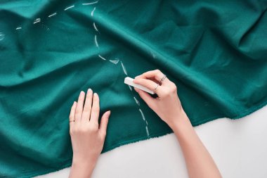 beyaz arka plan üzerinde tebeşir ile renkli kumaş çizim terzi üst görünümü 