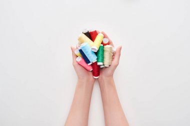 beyaz arka plan üzerinde parlak ve renkli konuları tutan kadın kırpılmış görünümü 