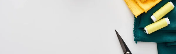 Панорамний Знімок Тканини Ножиці Нитки Білому Тлі — стокове фото