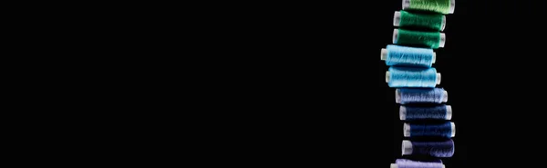 黒で隔離された明るくカラフルな糸のパノラマショット — ストック写真