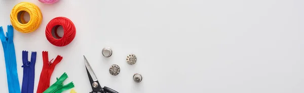 Панорамний Знімок Блискавок Ножиць Наперсток Язаних Кульок Пряжі Бульбашок Білому — стокове фото