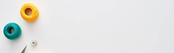 панорамный снимок вязальных пряжи шары и боббинс на белом фоне
 