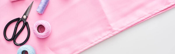 панорамный снимок ткани, вязальных нитей, ножниц и ниток на белом фоне
 