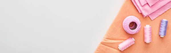 Панорамний Знімок Тканини Язання Кульки Пряжі Нитки Білому Тлі — стокове фото