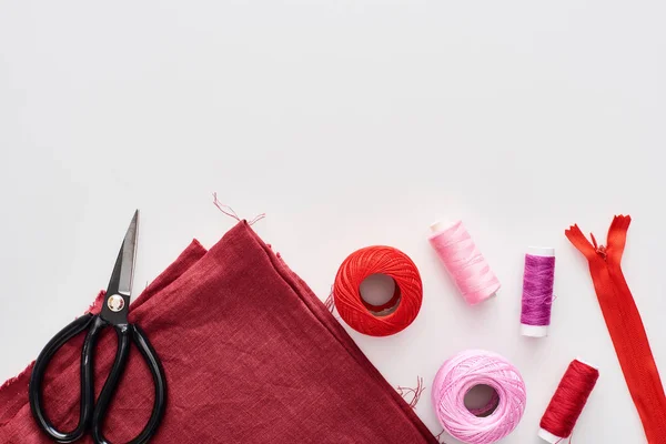 Draufsicht Auf Bunte Fäden Strickgarnknäuel Stoff Schere Und Reißverschluss Auf — Stockfoto