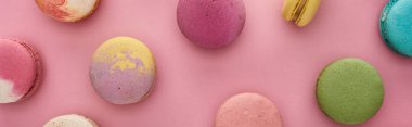 pembe arka plan, panoramik çekim üzerinde çok renkli lezzetli Fransız macaroons desen