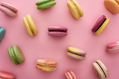 pembe arka plan üzerinde dağınık çok renkli taze Fransız macaroons desen