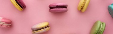 pembe arka plan, panoramik çekim dağınık çok renkli taze Fransız macaroons desen