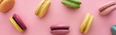 pembe arka plan, panoramik çekim dağınık çok renkli lezzetli Fransız macaroons desen