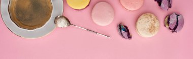 pembe arka plan, panoramik çekim kahve yakın lezzetli Fransız macaroons üst görünümü