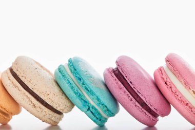 beyaz arka plan üzerinde farklı tatlar lezzetli renkli Fransız macaroons yakından görünümü