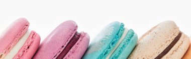 beyaz, panoramik çekim izole farklı tatlar lezzetli renkli Fransız macaroons yakından görünümü