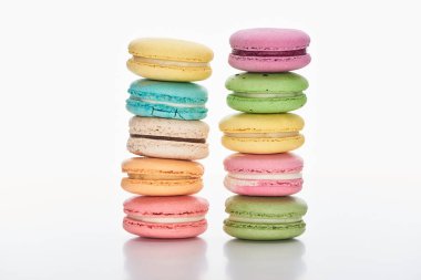 beyaz arka plan üzerinde farklı tatlar tatlı çok renkli Fransız macaroons iki satır