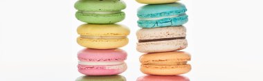 beyaz, panoramik çekim izole farklı tatlar lezzetli Fransız macaroons satırlar