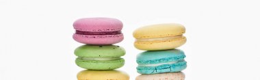 beyaz, panoramik çekim izole farklı tatlar renkli Fransız macaroons satırlar