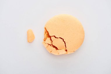 beyaz izole lezzetli portakal ezilmiş Fransız macaroon üst görünümü