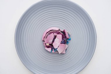 beyaz izole tabakta lezzetli mor ezilmiş Fransız macaroon üst görünümü
