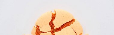 beyaz, panoramik çekim izole lezzetli turuncu ezilmiş Fransız macaroon yakından görünümü