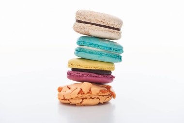 beyaz arka plan üzerinde farklı tatlar lezzetli renkli Fransız macaroons yığını