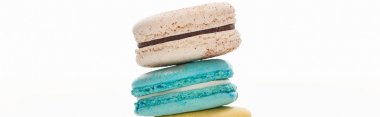 beyaz, panoramik çekim izole farklı tatlar lezzetli renkli Fransız macaroons yığını
