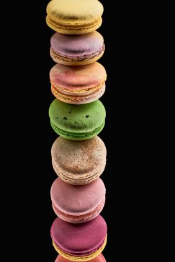 siyah izole farklı tatlar lezzetli renkli Fransız macaroons satır