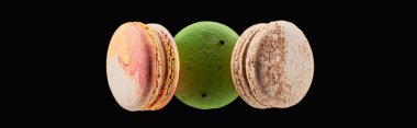 siyah, panoramik çekim izole farklı tatlar üç lezzetli renkli Fransız macaroons üst görünümü